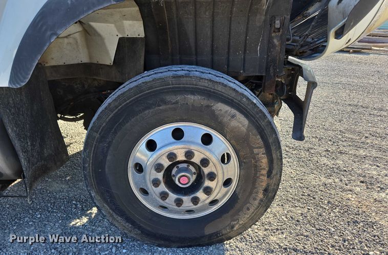 image for item EN2075 2005 International 7600 crane truck 