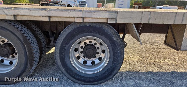 image for item EN2075 2005 International 7600 crane truck 