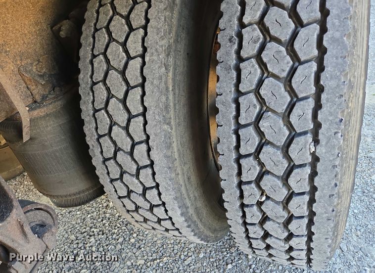 image for item EN2075 2005 International 7600 crane truck 