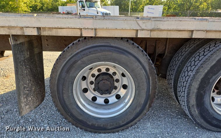 image for item EN2075 2005 International 7600 crane truck 