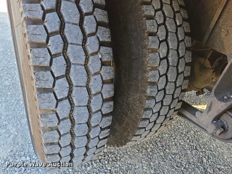 image for item EN2075 2005 International 7600 crane truck 