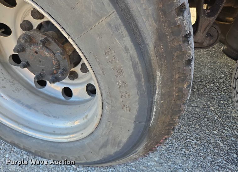 image for item EN2075 2005 International 7600 crane truck 