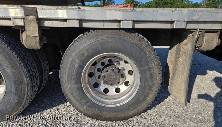 image for item EN2075 2005 International 7600 crane truck 