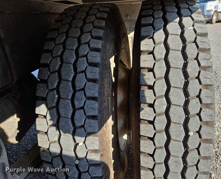 image for item EN2075 2005 International 7600 crane truck 