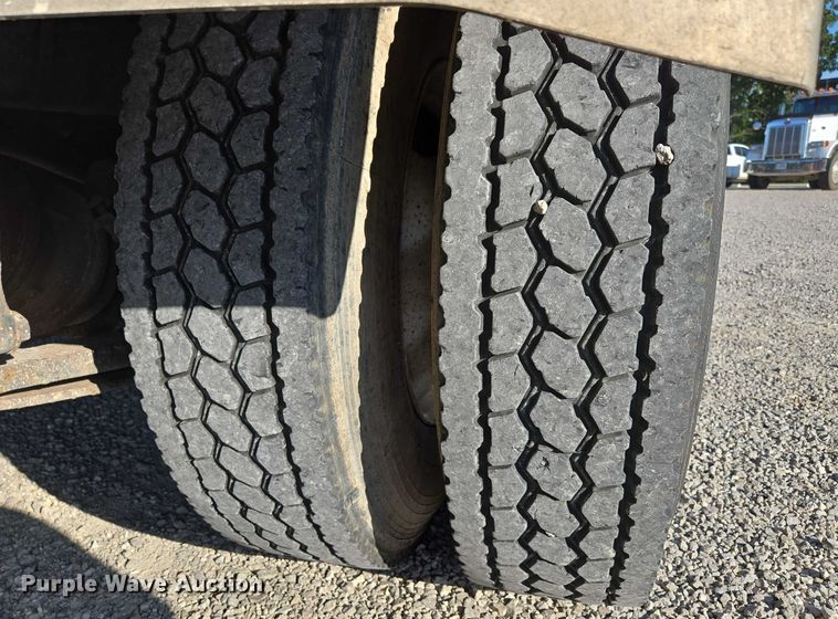 image for item EN2075 2005 International 7600 crane truck 