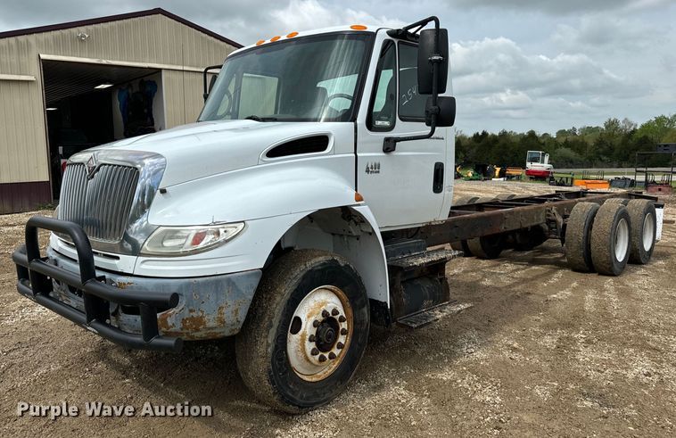 image for item EN4521 2007 International 4400 truck cab and chassis