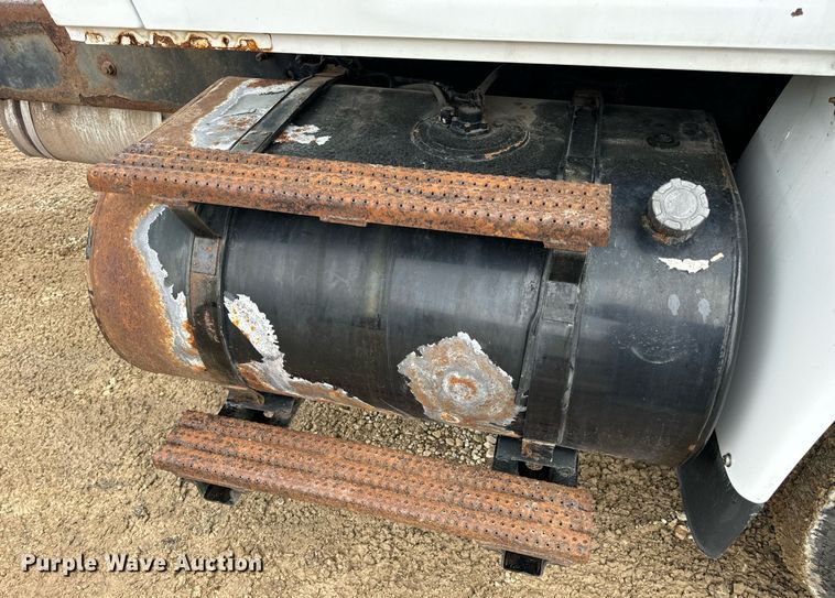 image for item EN4521 2007 International 4400 truck cab and chassis