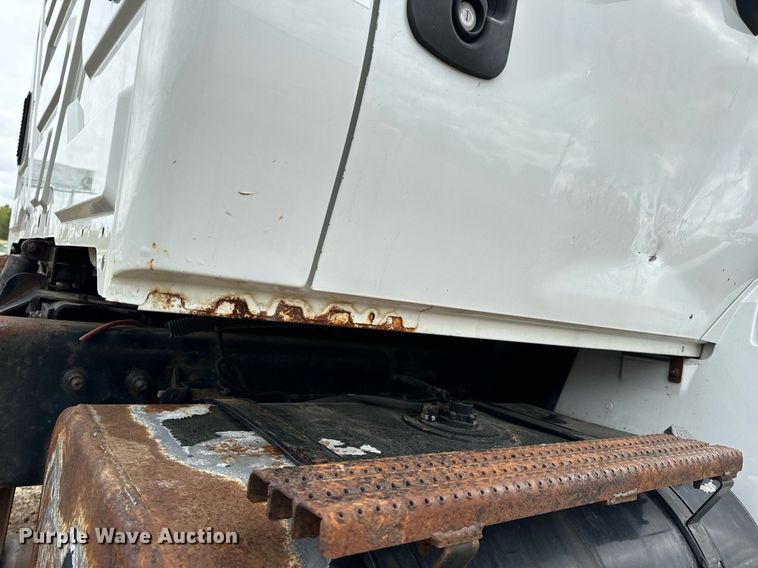 image for item EN4521 2007 International 4400 truck cab and chassis