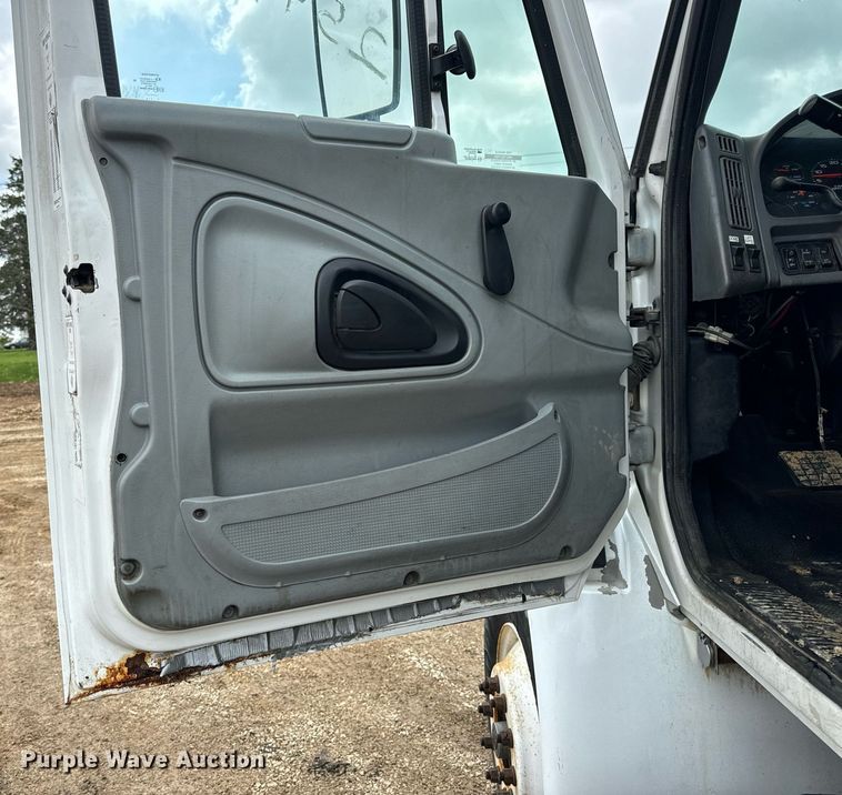 image for item EN4521 2007 International 4400 truck cab and chassis