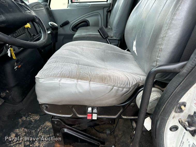 image for item EN4521 2007 International 4400 truck cab and chassis