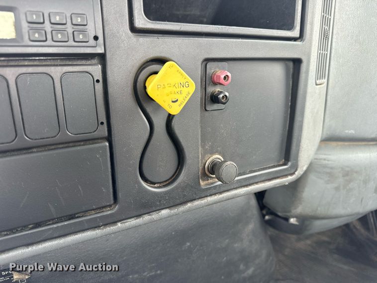 image for item EN4521 2007 International 4400 truck cab and chassis