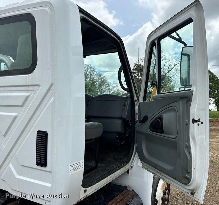 image for item EN4521 2007 International 4400 truck cab and chassis