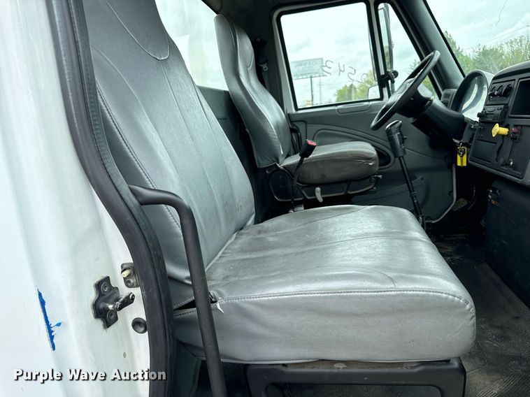 image for item EN4521 2007 International 4400 truck cab and chassis