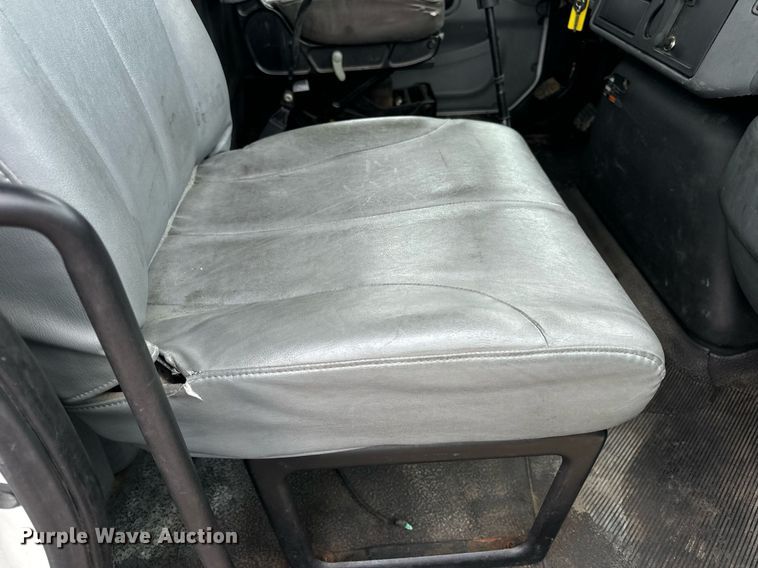 image for item EN4521 2007 International 4400 truck cab and chassis