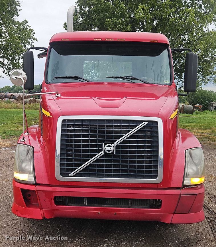 image for item EO4624 2007 Volvo VNL semi truck
