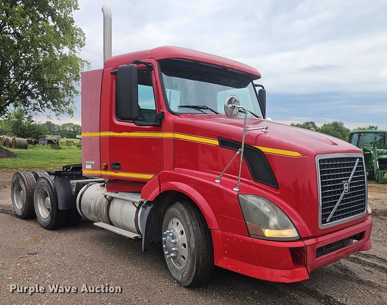 image for item EO4624 2007 Volvo VNL semi truck