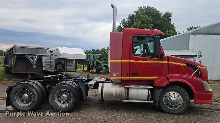 image for item EO4624 2007 Volvo VNL semi truck