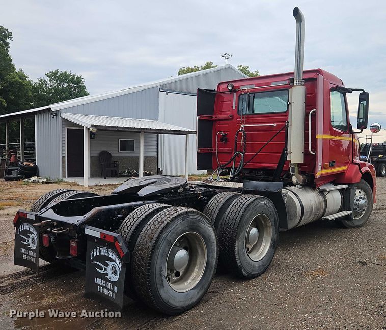 image for item EO4624 2007 Volvo VNL semi truck