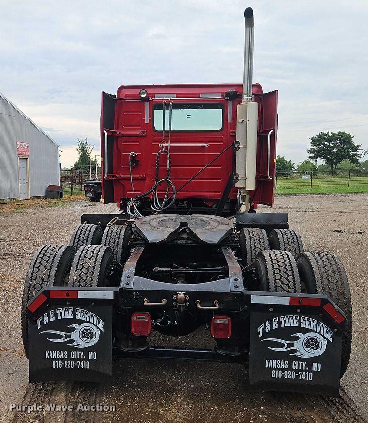 image for item EO4624 2007 Volvo VNL semi truck