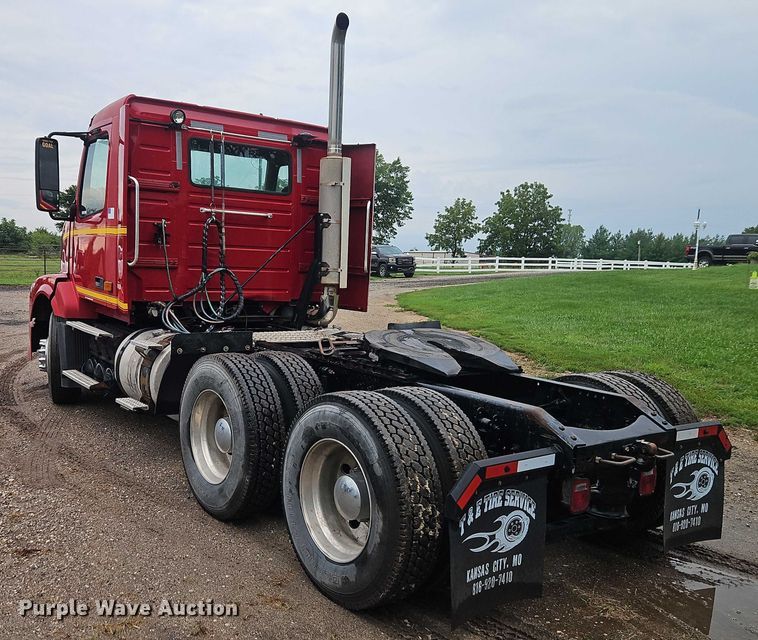 image for item EO4624 2007 Volvo VNL semi truck