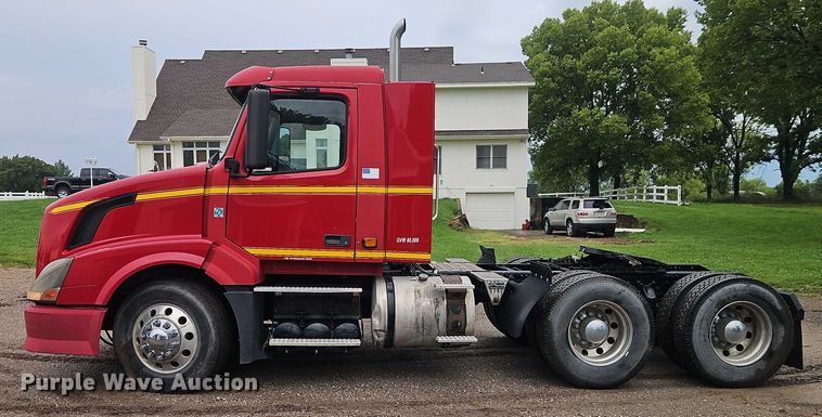 image for item EO4624 2007 Volvo VNL semi truck