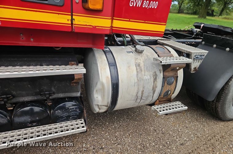 image for item EO4624 2007 Volvo VNL semi truck