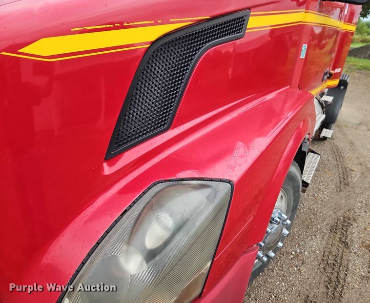 image for item EO4624 2007 Volvo VNL semi truck