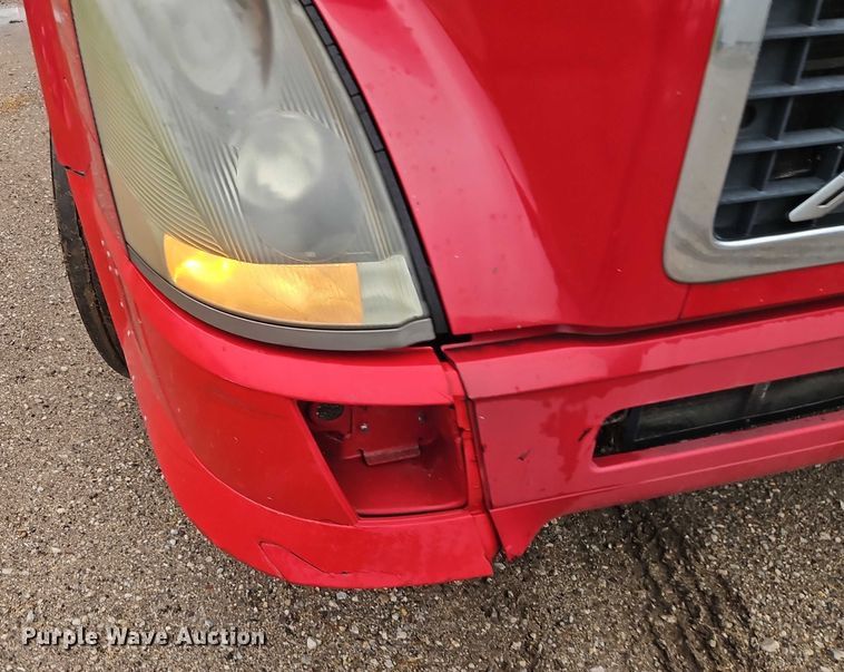 image for item EO4624 2007 Volvo VNL semi truck