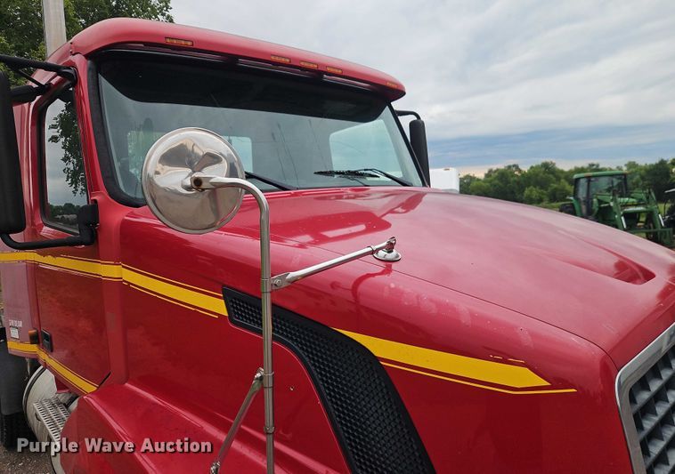 image for item EO4624 2007 Volvo VNL semi truck