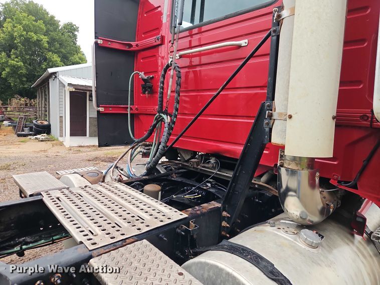 image for item EO4624 2007 Volvo VNL semi truck