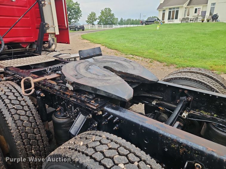 image for item EO4624 2007 Volvo VNL semi truck