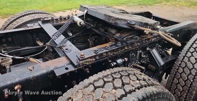 image for item EO4624 2007 Volvo VNL semi truck