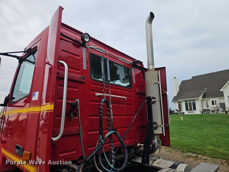 image for item EO4624 2007 Volvo VNL semi truck