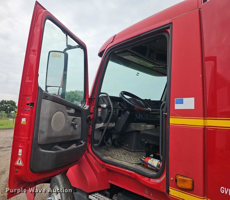 image for item EO4624 2007 Volvo VNL semi truck