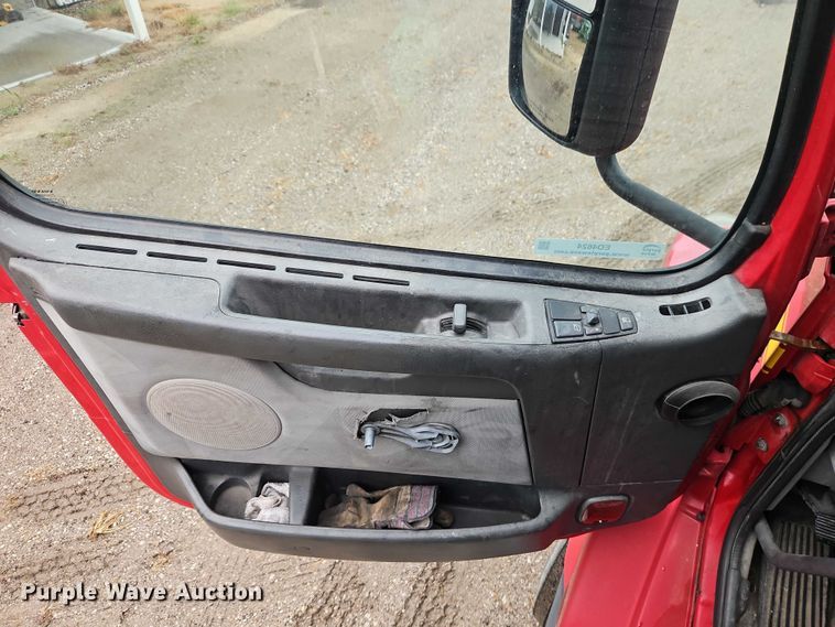 image for item EO4624 2007 Volvo VNL semi truck