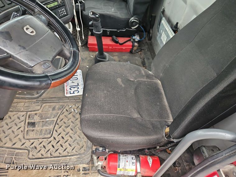 image for item EO4624 2007 Volvo VNL semi truck