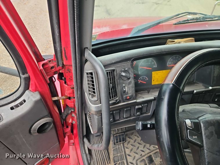 image for item EO4624 2007 Volvo VNL semi truck