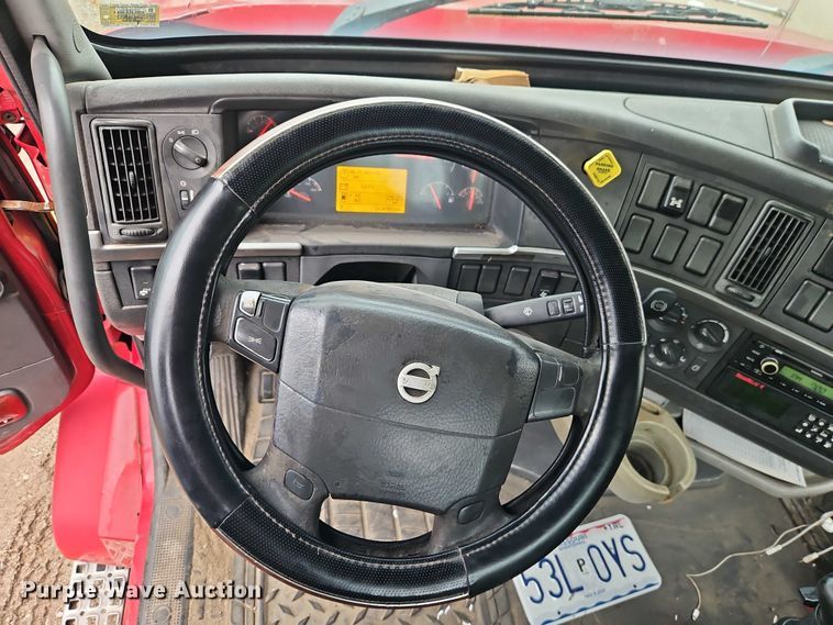 image for item EO4624 2007 Volvo VNL semi truck