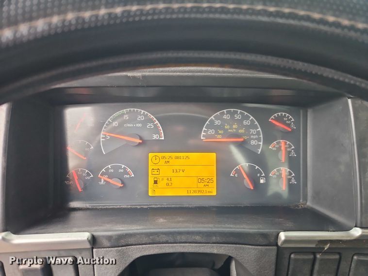 image for item EO4624 2007 Volvo VNL semi truck