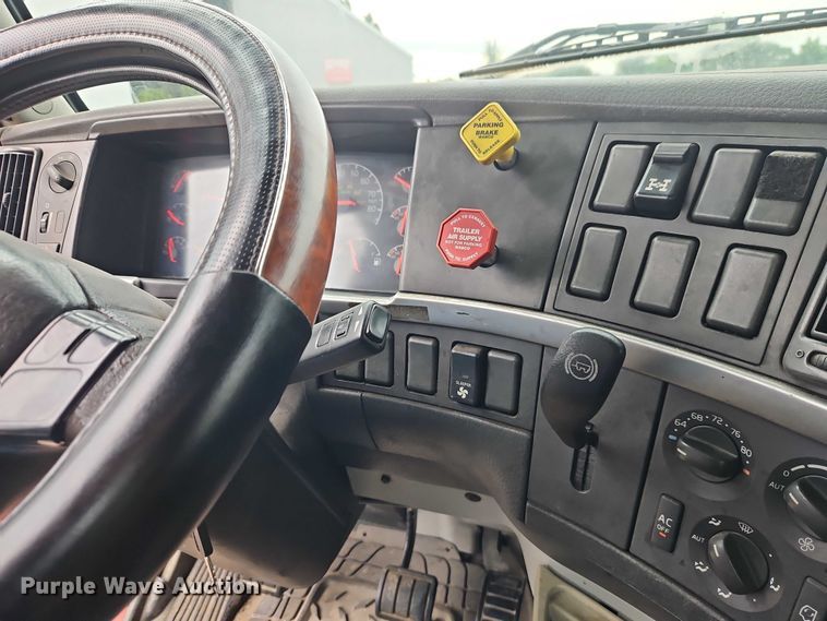 image for item EO4624 2007 Volvo VNL semi truck