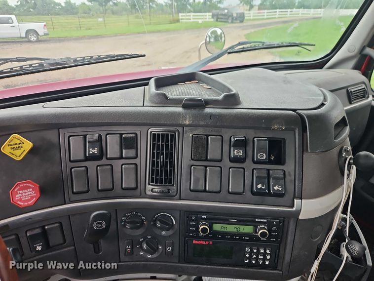 image for item EO4624 2007 Volvo VNL semi truck