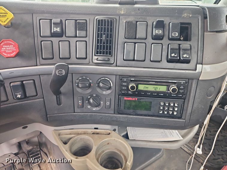 image for item EO4624 2007 Volvo VNL semi truck