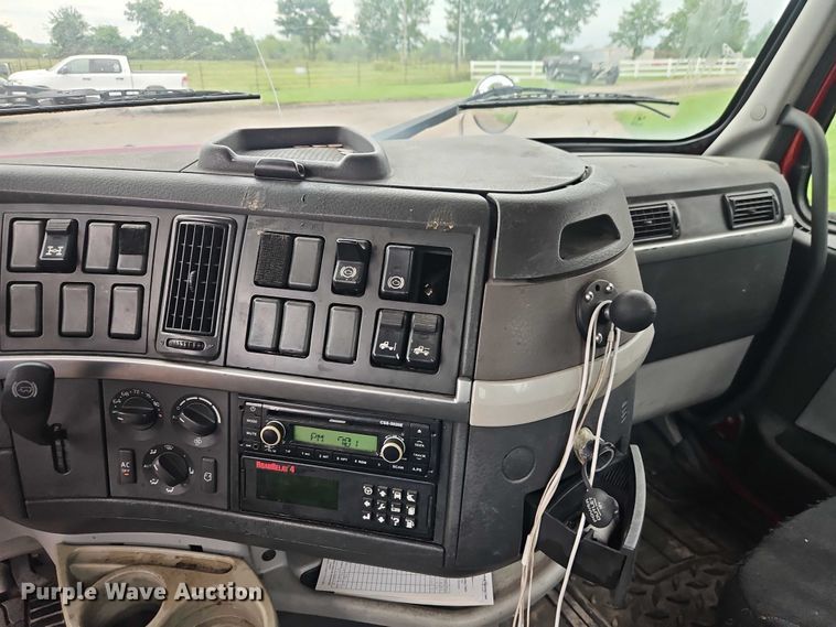 image for item EO4624 2007 Volvo VNL semi truck