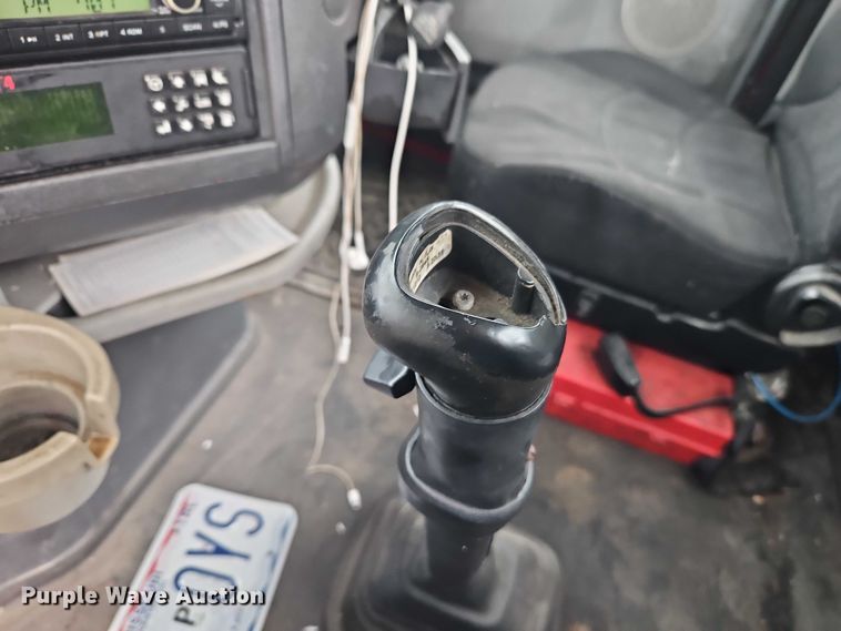 image for item EO4624 2007 Volvo VNL semi truck