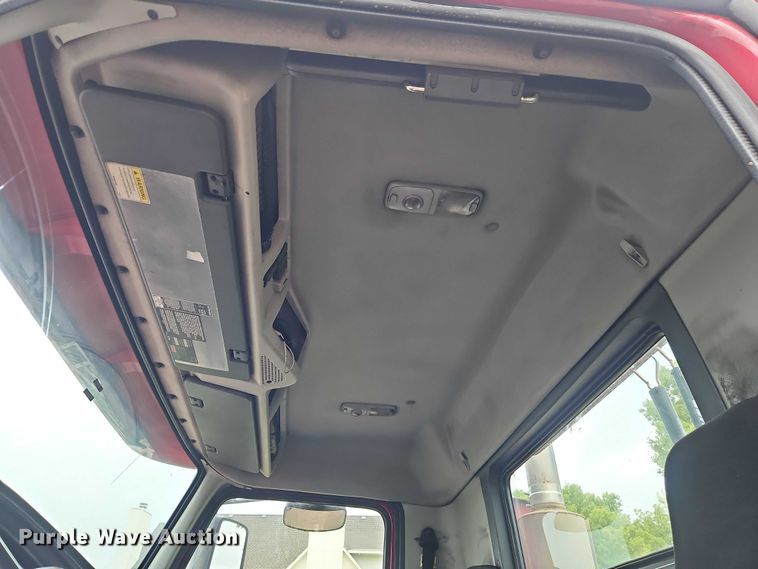 image for item EO4624 2007 Volvo VNL semi truck