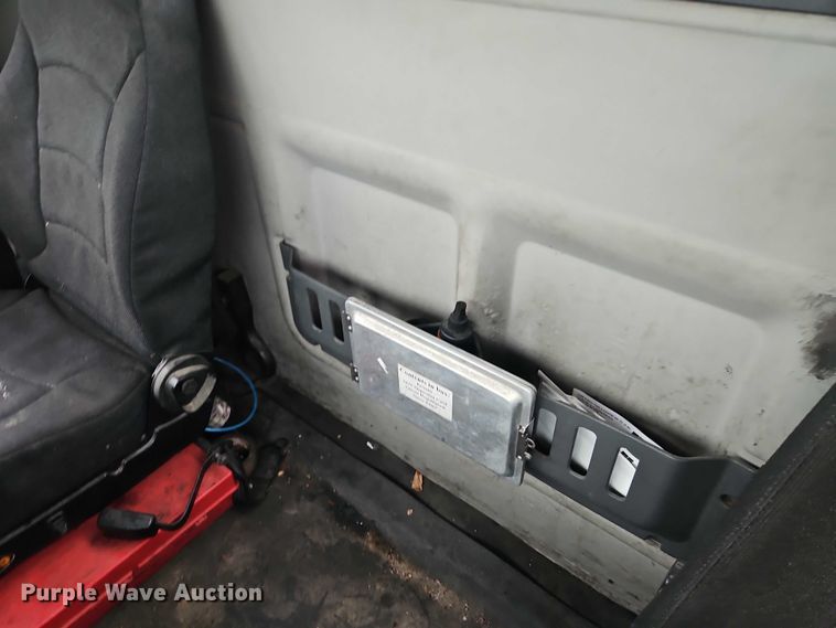 image for item EO4624 2007 Volvo VNL semi truck