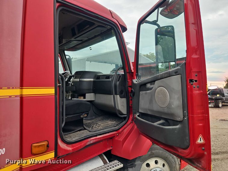 image for item EO4624 2007 Volvo VNL semi truck