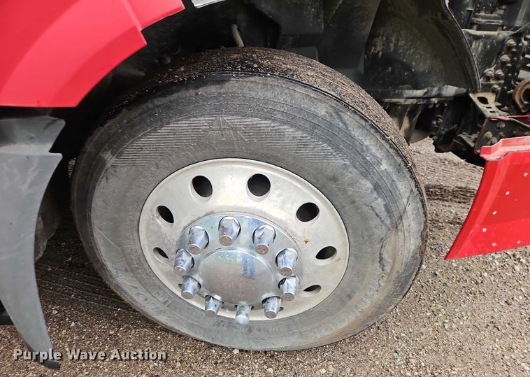 image for item EO4624 2007 Volvo VNL semi truck