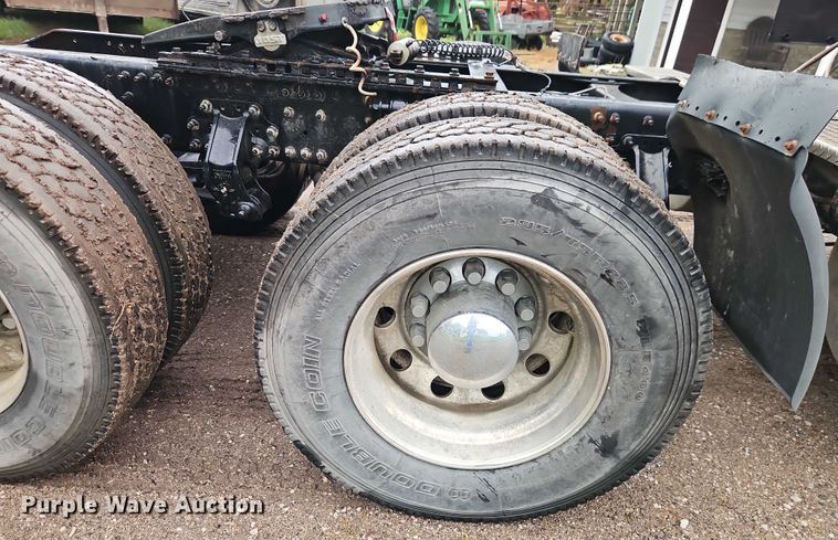 image for item EO4624 2007 Volvo VNL semi truck