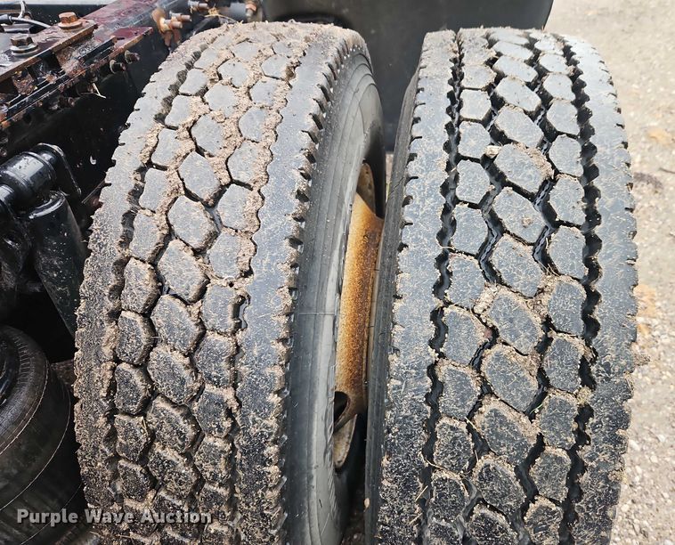 image for item EO4624 2007 Volvo VNL semi truck